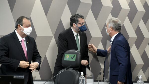 Ex-ministro das Relações Exteriores do Brasil, Ernesto Araújo, ao lado do presidente da CPI da Covid, senador Omar Aziz (PSD-AM) e do relator senador Renan Calheiros (MDB-AL) - Sputnik Brasil