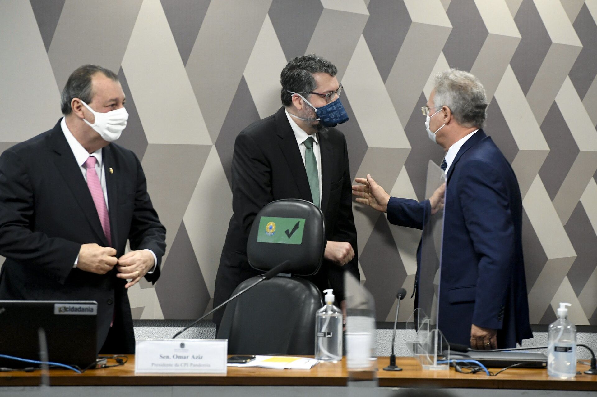 Presidente Bolsonaro ataca Aziz, Calheiros e chama presidente do TSE de 'imbecil' e 'idiota' - Sputnik Brasil, 1920, 09.07.2021
