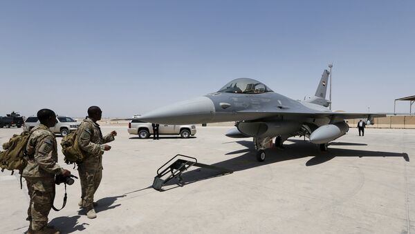Em Balad, no Iraque, soldados observam um caça F-16 em base militar dos Estados Unidos durante uma cerimônia de entrega das aeronaves, em 20 de julho de 2015 - Sputnik Brasil