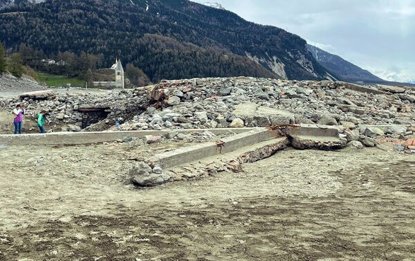 Restos do povoado italiano de Curon no lago artificial de Resia, em Tirol do Sul, Itália - Sputnik Brasil