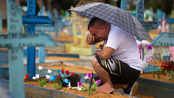 Homem chora ao lado de túmulo de parente vítima da COVID-19, em Manaus, 9 de maio de 2021  - Sputnik Brasil