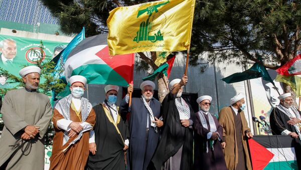 Líderes religiosos empunham bandeiras do Hezbollah e da Palestina em Kfar Kila, Líbano, 14 de maio de 2021  - Sputnik Brasil