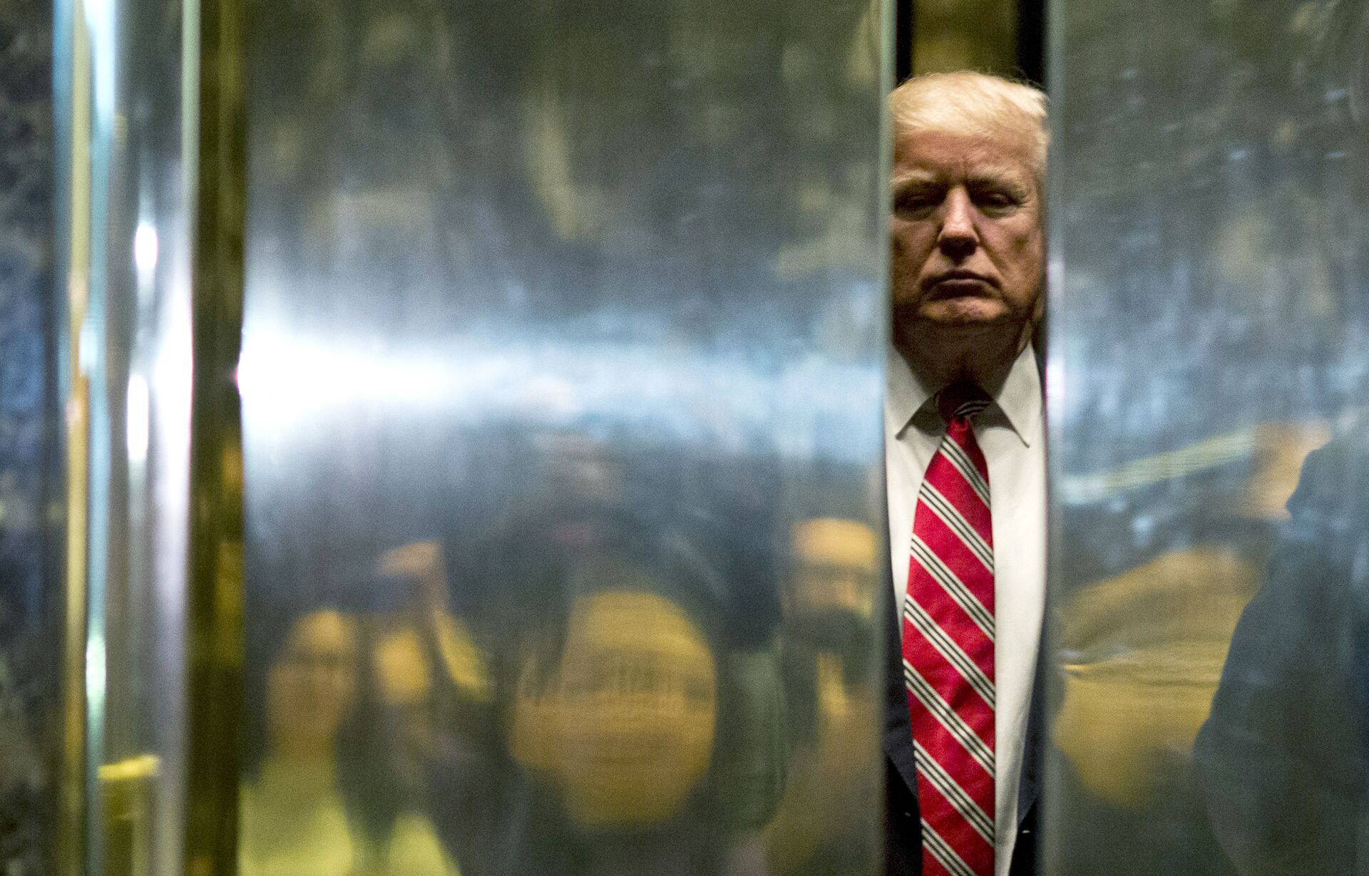 Então presidente eleito dos EUA, Donald Trump, no hall de um dos prédios construídos pela sua empresa em Nova York, EUA, 16 de janeiro de 2021 - Sputnik Brasil, 1920, 01.07.2022