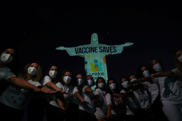 Membros do Movimento Unidos da Vacina em frente à estátua do Cristo Redentor com uma mensagem em inglês Vacina salva, a fim de sensibilizar a população para a importância da vacina contra coronavírus, 15 de maio de 2021 - Sputnik Brasil
