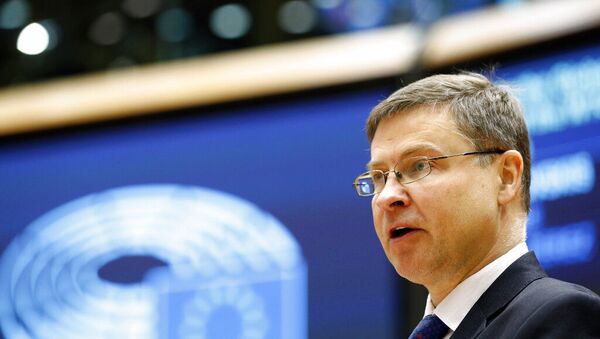 Vice-presidente da Comissão da União Europeia, Valdis Dombrovskis, discursa no Parlamento Europeu em Bruxelas, quarta-feira, 19 de maio de 2021 - Sputnik Brasil