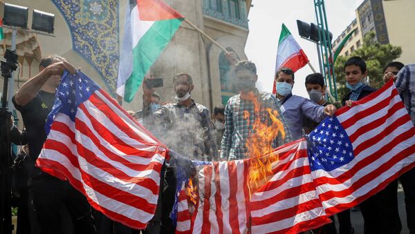 Iranianos queimam bandeiras dos EUA durante protesto para expressar solidariedade ao povo palestino, em Teerã, Irã, em 18 de maio de 2021 - Sputnik Brasil