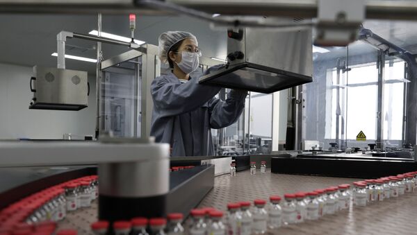Funcionário do laboratório chinês CanSino trabalha na fabricação de vacina de dose única contra o coronavírus - Sputnik Brasil