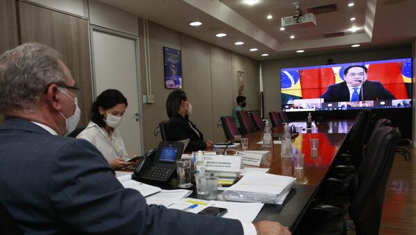 Videoconferência do ministro da Saúde do Brasil, Marcelo Queiroga, com o embaixador chinês em Brasília, Yang Wanming, em 7 de maio de 2021 - Sputnik Brasil