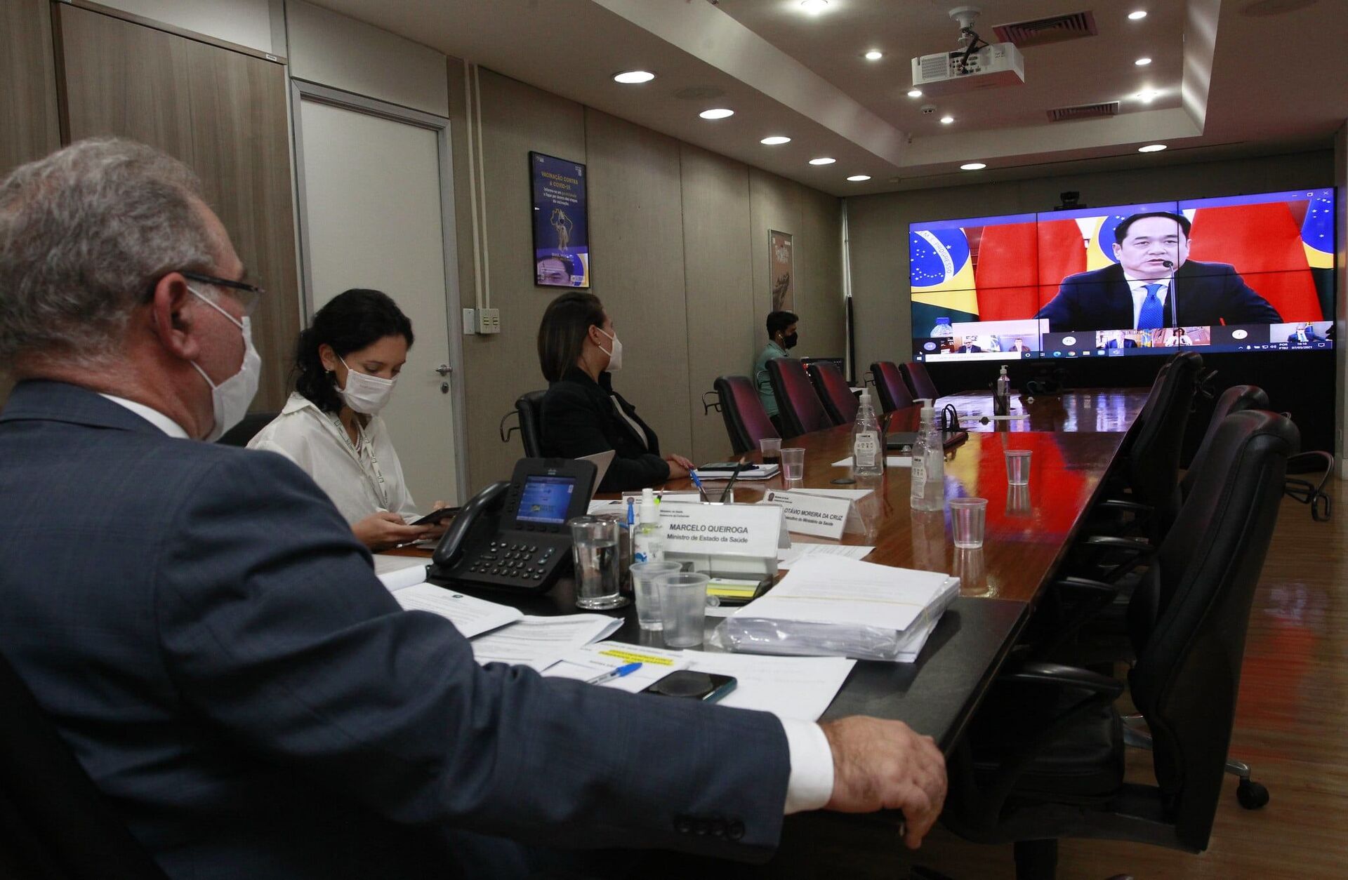 Videoconferência do ministro da Saúde do Brasil, Marcelo Queiroga, com o embaixador chinês em Brasília, Yang Wanming, em 7 de maio de 2021 - Sputnik Brasil, 1920, 09.11.2021