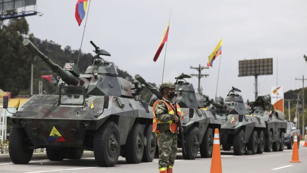 Em Bogotá, na Colômbia, militares e tanques protegem pedágios para evitar danos em meio a protestos, em 4 de maio de 2021 - Sputnik Brasil