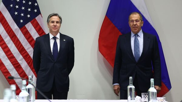 Ministro das Relações Exteriores da Rússia, Sergei Lavrov, e o secretário de Estado dos EUA, Antony Blinken, durante reunião fora do programa do Conselho Ártico em Reykjavik, 19 de maio de 2021 - Sputnik Brasil