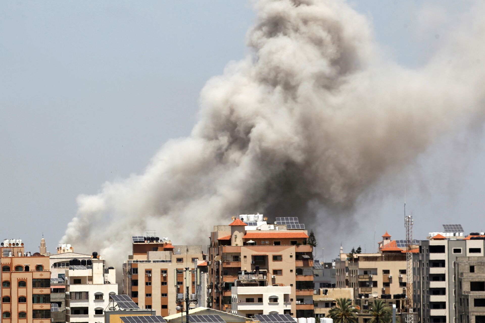 Fumaça sobe durante um ataque aéreo israelense, em meio ao conflito entre a Palestina e Israel na Faixa de Gaza, 20 de maio de 2021 - Sputnik Brasil, 1920, 02.02.2022