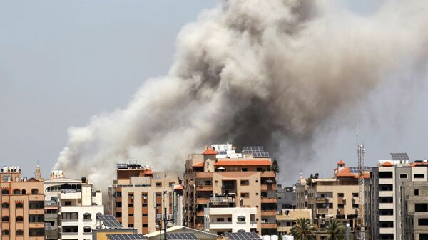 Fumaça sobe durante um ataque aéreo israelense, em meio ao conflito entre a Palestina e Israel na Faixa de Gaza, 20 de maio de 2021 - Sputnik Brasil