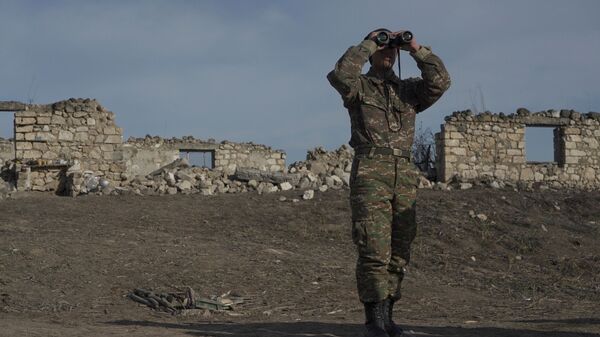 Soldado de etnia armênia perto do vilarejo de Taghavard, na região de Nagorno-Karabakh. Foto de arquivo - Sputnik Brasil