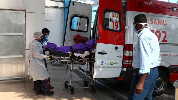 Paciente com coronavírus chega no hospital São José, em Duque de Caxias, no Rio de Janeiro - Sputnik Brasil
