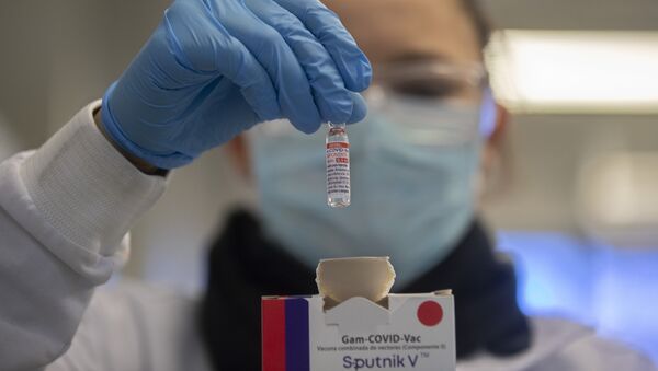 Funcionária da União Química mostra vacina contra a COVID-19, Sputnik V, produzida para exportação em laboratório da empresa em Guarulhos (SP), 20 de maio de 2021 - Sputnik Brasil