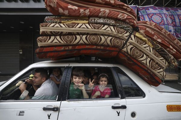 Família palestina volta para casa na Cidade de Gaza, após cessar-fogo ter sido acordado entre Israel e o Hamas, 21 de maio de 2021 - Sputnik Brasil