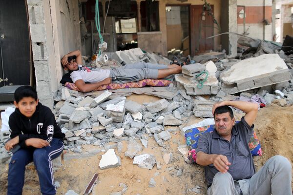 Palestinos descansando após terem voltado para suas casas na cidade de Beit Hanoun, Faixa de Gaza, 21 de maio de 2021 - Sputnik Brasil