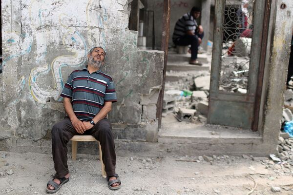 Palestino descansa após voltar a sua casa danificada depois do cessar-fogo declarado entre Israel e o Hamas, na cidade de Beit Hanoun, Faixa de Gaza, 21 de maio de 2021 - Sputnik Brasil