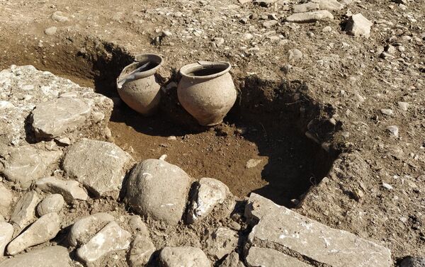 Urnas sacrificiais do período romano descobertas perto de templo desenterrado em Bâtie-Montsaléon - Sputnik Brasil