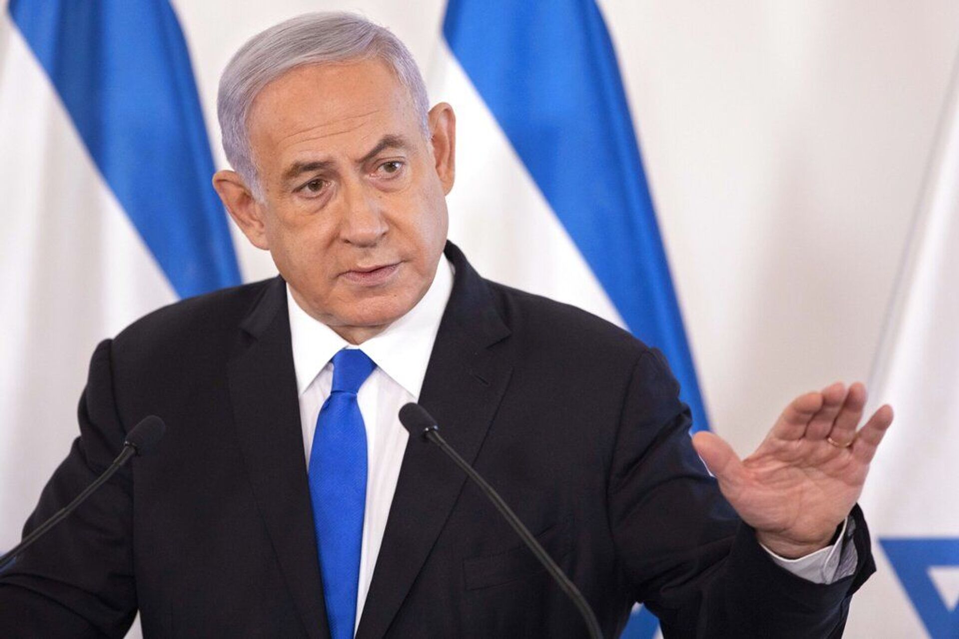 O primeiro-ministro israelense Benjamin Netanyahu gesticula enquanto fala durante entrevista em Tel Aviv, Israel - Sputnik Brasil, 1920, 16.01.2023