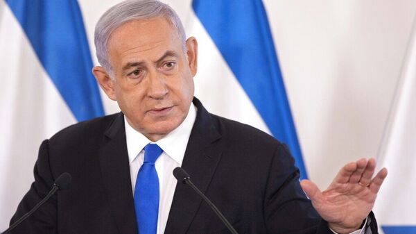 O primeiro-ministro israelense Benjamin Netanyahu gesticula enquanto fala durante entrevista em Tel Aviv, Israel - Sputnik Brasil