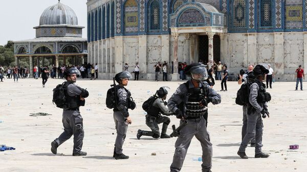 Forças de segurança israelenses durante confrontos com palestinos no complexo perto da mesquita Al-Aqsa, em Jerusalém - Sputnik Brasil