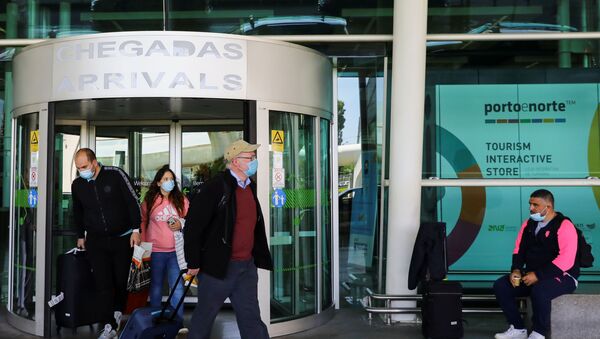 Viajantes saem do Aeroporto do Porto no primeiro dia em que turistas britânicos foram autorizados a entrar em Portugal, 17 de maio de 2021 - Sputnik Brasil