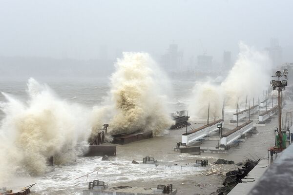 Ciclone Tauktae atinge a costa de Mumbai, Índia, 17 de maio de 2021 - Sputnik Brasil