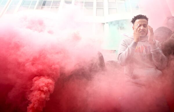 Manifestante palestino rodeado de fumaça vermelha durante protesto em Londres, Reino Unido, 15 de maio de 2021 - Sputnik Brasil