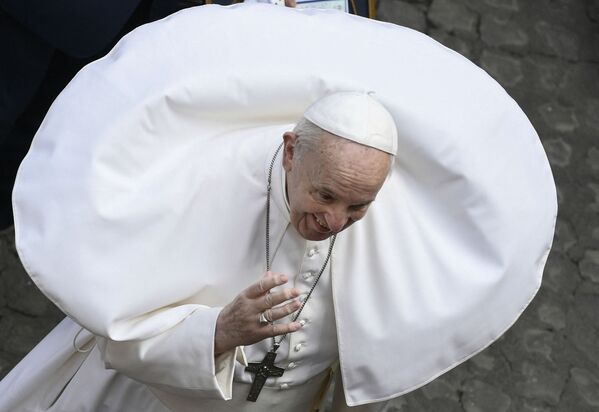 Vento levanta batina do Papa Francisco durante audiência pública diária no Vaticano, 19 de maio de 2021 - Sputnik Brasil