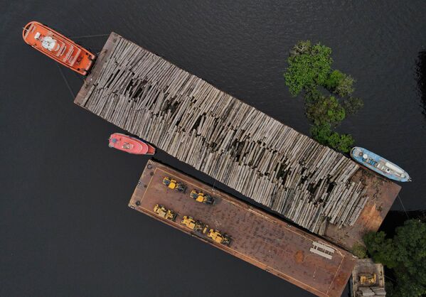 Vista aérea mostra troncos de madeira em balsa na base da Polícia Federal em Manaus, 19 de maio de 2021 - Sputnik Brasil