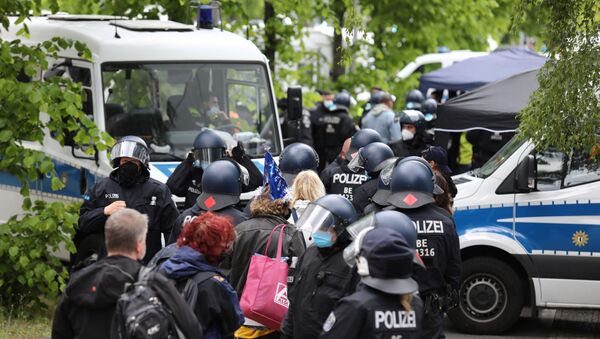 Em Berlim, policias detêm manifestantes contra medidas de restrições sociais em meio à pandemia da COVID-19, em 22 de maio de 2021 - Sputnik Brasil