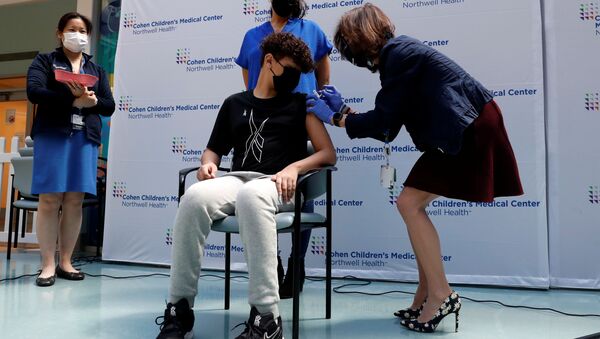Paciente recebe dose da vacina Pfizer/BioNTech contra a doença do SARS-CoV-2 (COVID-19) em centro médico de Nova York, EUA, 13 de maio de 2021 - Sputnik Brasil