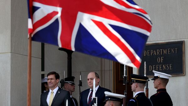 Secretário de Estado para a Defesa britânico, Ben Wallace (de gravata escura), durante visita ao Pentágono, nos EUA, 5 de março de 2020, em fundo de bandeira do Reino Unido - Sputnik Brasil