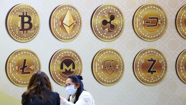 Customers talk against a backboard with signs of cryptocurrency during 2020 Taipei International Finance Expo in Taipei, Taiwan, November 27, 2020. - Sputnik Brasil