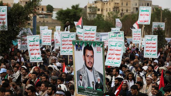 Apoiadores do movimento houthi seguram cartaz de Abdul-Malik al-Houthi, líder do movimento, durante ação pró-palestina em Sanaã, Iêmen, 7 de maio de 2021 - Sputnik Brasil