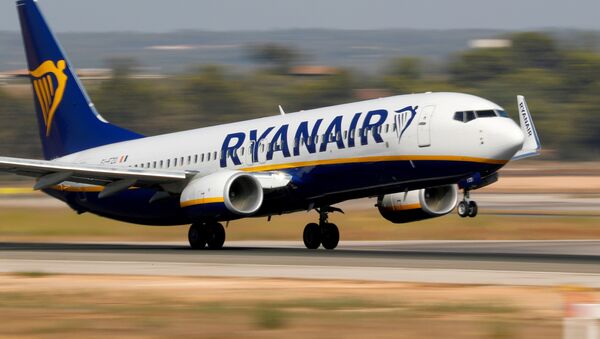 Em Palma de Mallorca, na Espanha, uma aeronave Boeing 737-800 da companhia aérea Ryanair decola de um aeroporto, em 29 de julho de 2018 - Sputnik Brasil