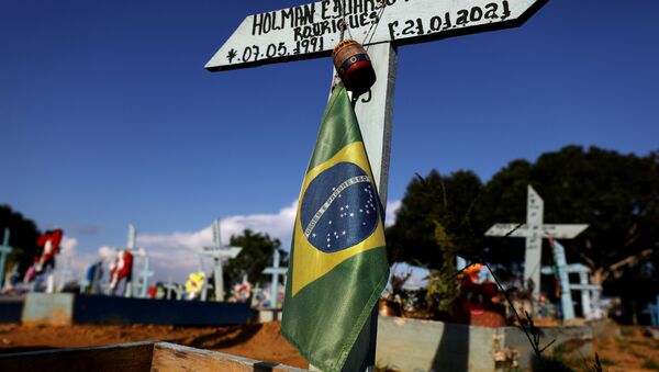 Bandeira do Brasil pendurada em cruz em túmulo de vítima do coronavírus, no cemitério Parque Taruma, em Manaus (AM) - Sputnik Brasil
