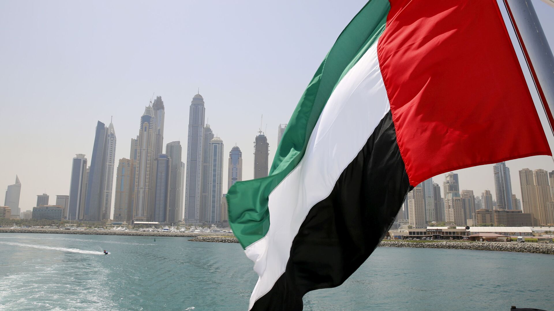 Bandeira dos Emirados Árabes Unidos hasteada em navio em Dubai Marina, Dubai, Emirados Árabes Unidos, 22 de maio de 2015 - Sputnik Brasil, 1920, 24.05.2021