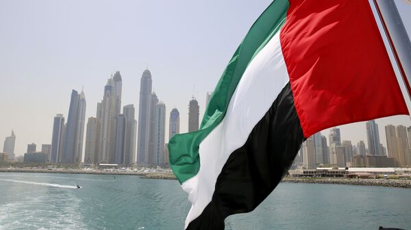 Bandeira dos Emirados Árabes Unidos hasteada em navio em Dubai Marina, Dubai, Emirados Árabes Unidos, 22 de maio de 2015 - Sputnik Brasil