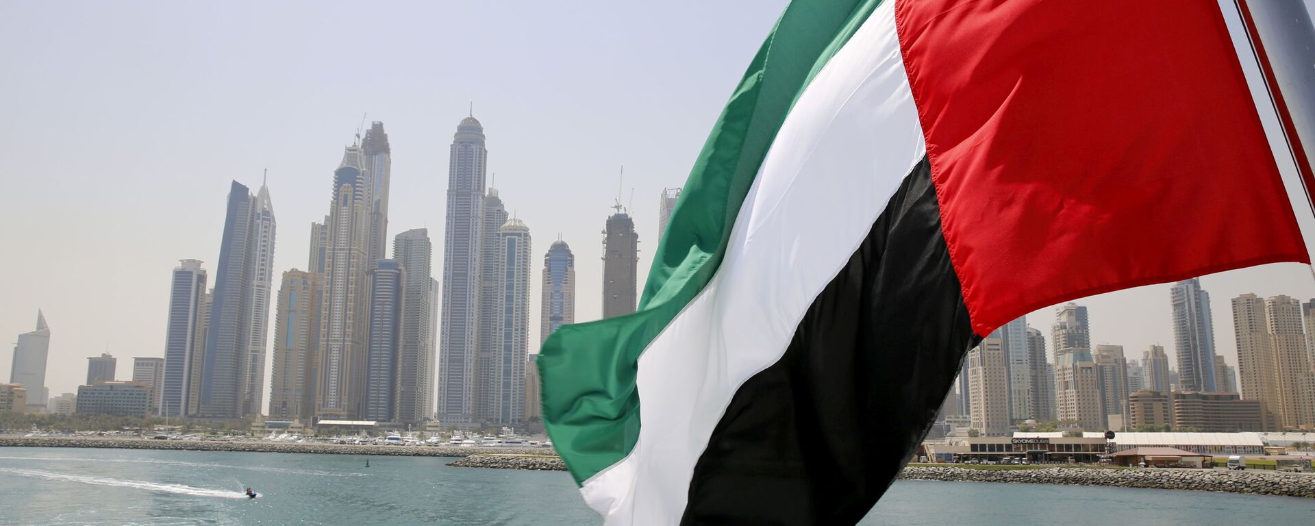 Bandeira dos Emirados Árabes Unidos hasteada em navio em Dubai Marina, Dubai, Emirados Árabes Unidos, 22 de maio de 2015 - Sputnik Brasil, 1920, 12.07.2021