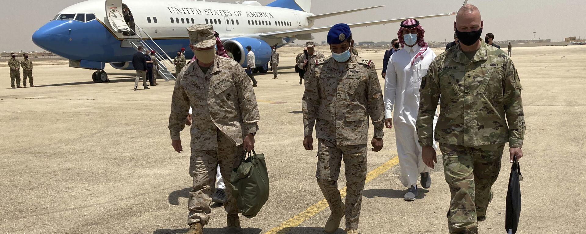 O general da Marinha dos EUA Frank McKenzie, principal comandante do país para o Oriente Médio, chega a Riad, capital da Arábia Saudita, em 23 de maio de 2021. - Sputnik Brasil, 1920, 02.05.2022
