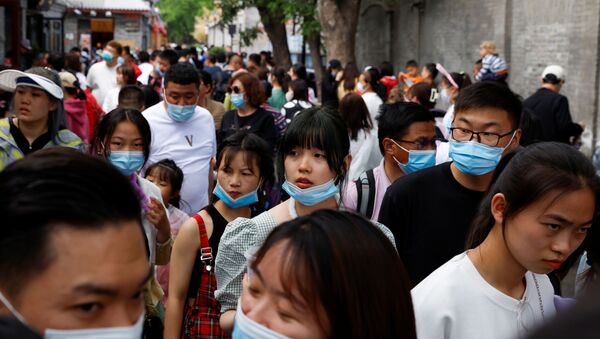 Pessoas andam com máscaras de proteção em Pequim, China, 4 de maio de 2021 - Sputnik Brasil