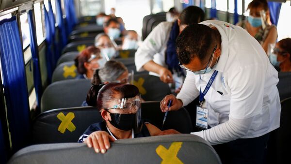 Em Juarez, no México, operários de uma fábrica recebem doses da vacina da Pfizer/BioNTech contra a COVID-19, em 24 de maio de 2021 - Sputnik Brasil