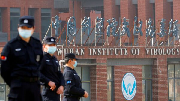 Seguranças vigiam o Instituto de Virologia de Wuhan, na província de Hubei, China. Foto de arquivo - Sputnik Brasil