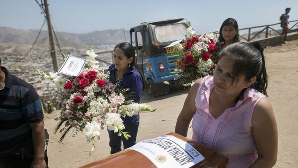 Funeral de cinco pessoas da mesma família enterradas 29 anos após surto de cólera em 1991. Na época, as pessoas pegaram a doença enquanto estavam detidas pelo grupo guerrilho Sendero Luminoso, Lima, Peru, 7 de fevereiro de 2020 - Sputnik Brasil