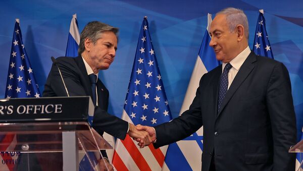 O primeiro-ministro israelense Benjamin Netanyahu e o secretário de Estado dos EUA, Anthony Blinken, apertam as mãos enquanto dão entrevista coletiva conjunta em Jerusalém, em 25 de maio de 2021 - Sputnik Brasil