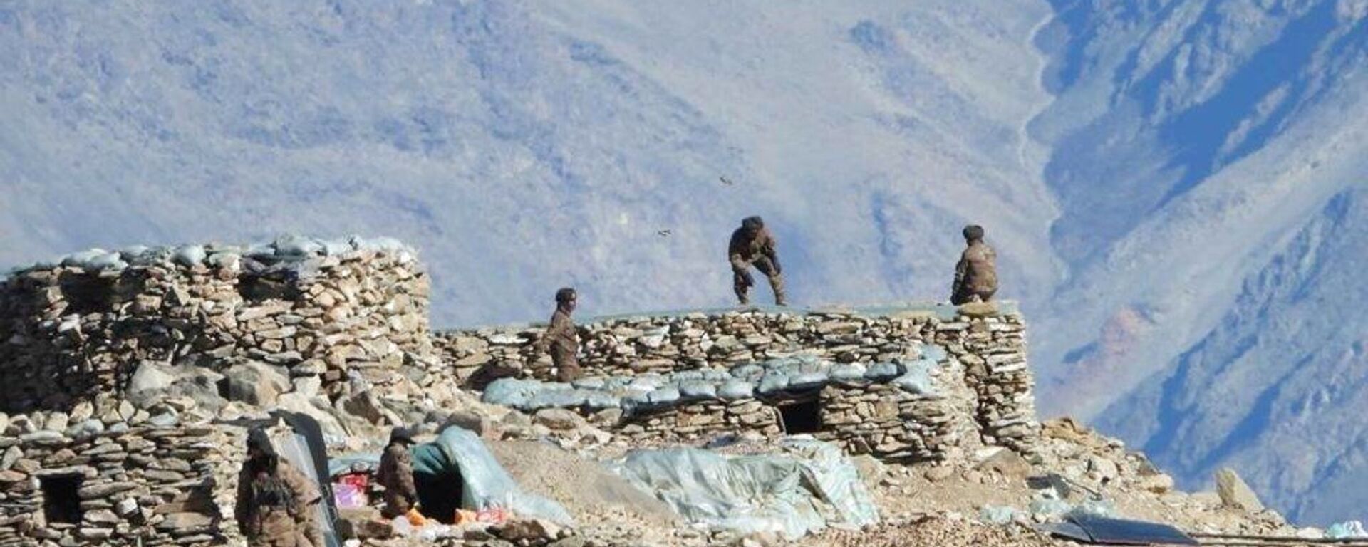 Esta fotografia mostra, de acordo com o Exército indiano, tropas chinesas desmontando seus bunkers na região de Pangong Tso, em Ladakh ao longo da fronteira Índia-China. Foto de arquivo - Sputnik Brasil, 1920, 03.01.2022