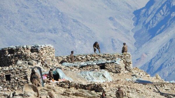 Esta fotografia mostra, de acordo com o Exército indiano, tropas chinesas desmontando seus bunkers na região de Pangong Tso, em Ladakh ao longo da fronteira Índia-China. Foto de arquivo - Sputnik Brasil